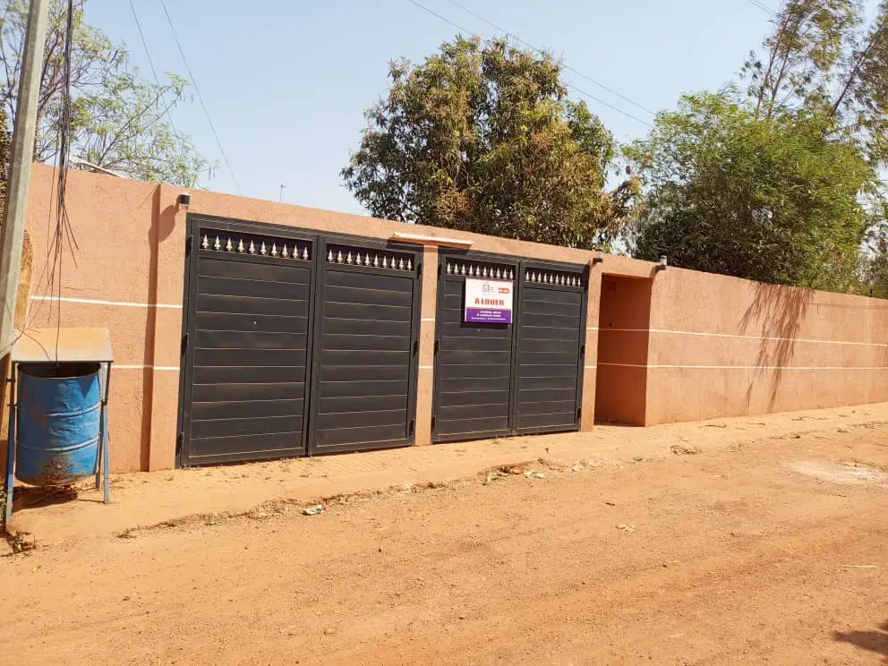 VILLA A LOUER A PISSY - Villa à Villa à louer à Pissy non loin du complexe Scolaire Sainte Famille de Pissy - Groupe Selector Immobilier