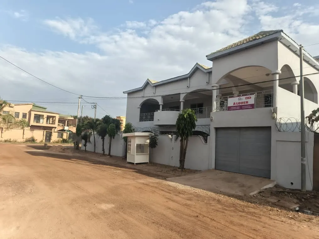 VILLA DE STANDING TYPE F9 A LOUER A OUAGA 2000 Proximité ONI - Villa à OUAGA 2000 Proximité ONI - Groupe Selector Immobilier