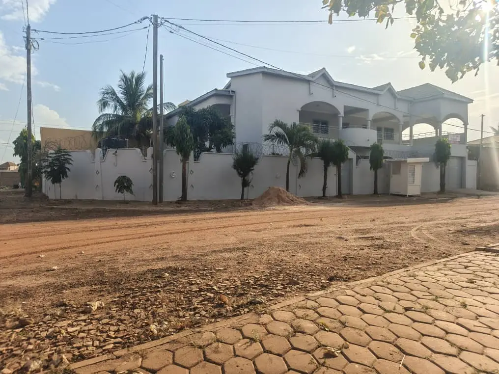 VILLA DE STANDING TYPE F9 A LOUER A OUAGA 2000 Proximité ONI - Image 2