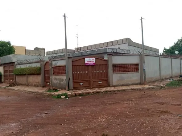 VILLA Type F5 - Villa à  Située à Dassasogho à proximité du juvénile saint Camille et à environ 150m du mur du musée national côté ouest. - Groupe Selector Immobilier