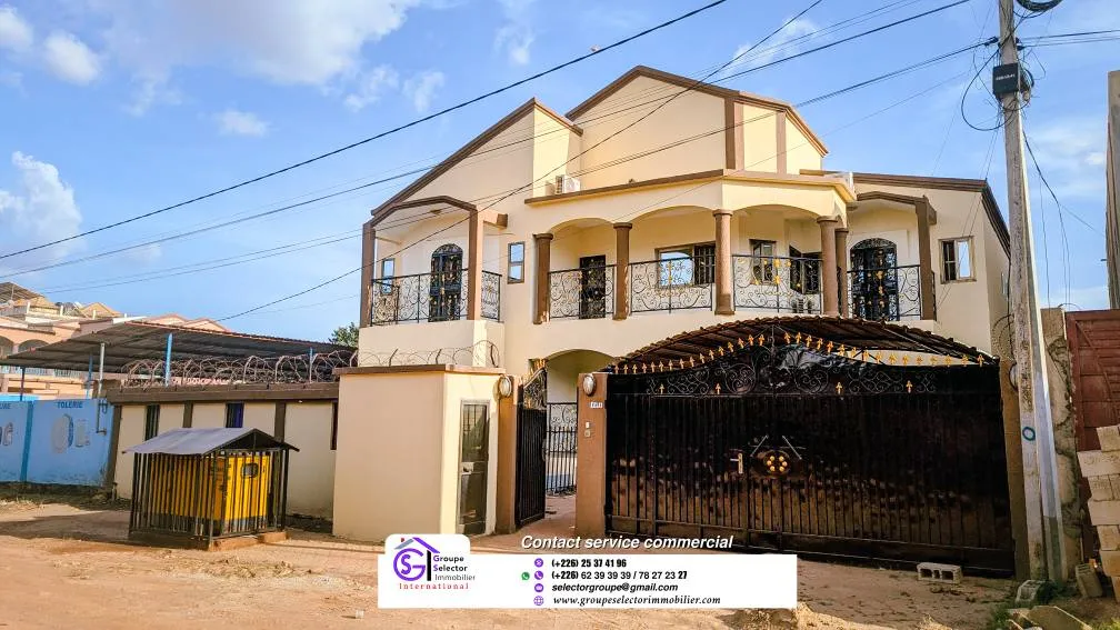 VILLA MODERNE AVEC PISCINE - Villa à Villa 𝗙𝟵 située à Ouaga 2000 Zone 𝗔, à deux pas de la pharmacie du Rocher. - Groupe Selector Immobilier