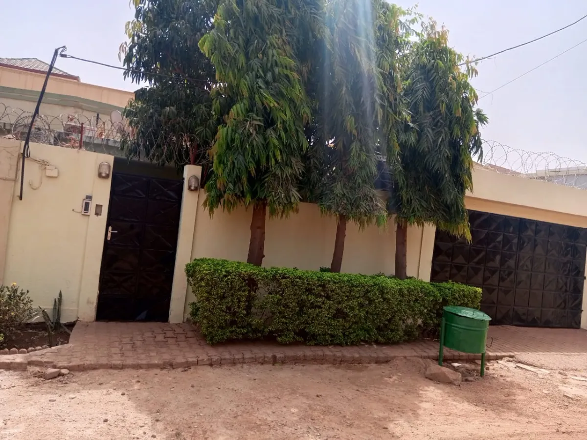 VILLA VERTE EQUIPEE / LOUEE PAR NUITEE - Villa meublée à OUAGA 2000 SITUEE DERRIERE LE RESTAURANT CAFE ONU - Groupe Selector Immobilier