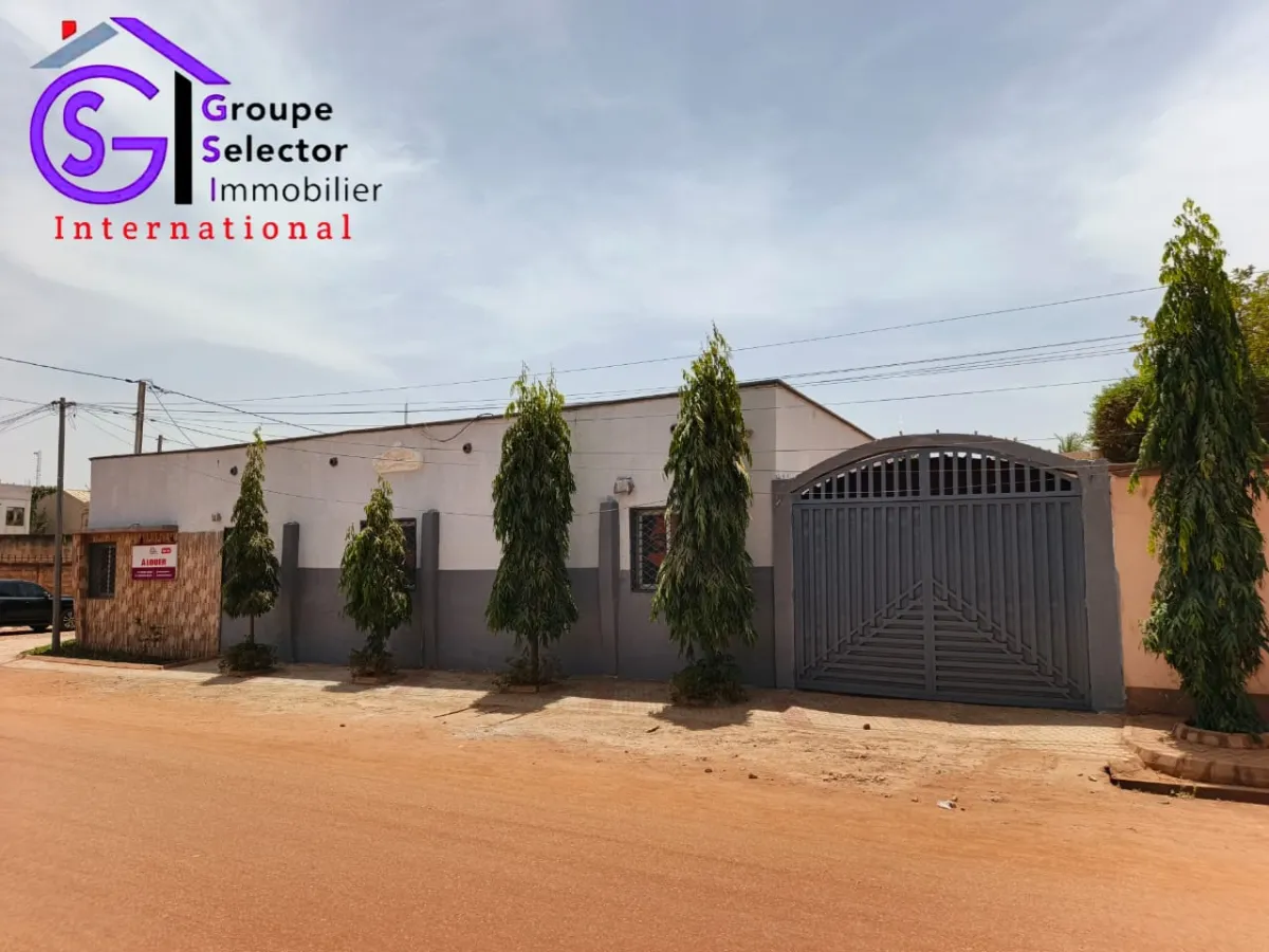 VILLA RADIO AL HOUDA  - Villa à Situé à Ouaga 2000 a coté de la Radio AL HOUDA et a environ 100m de la Mairie de l'Arrondissement 12 - Groupe Selector Immobilier