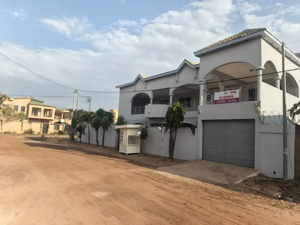 VILLA STANDING TYPE F9 À OUAGA 2000 - Villa à Situé à Ouaga 2000 à proximité de l'Office National d’identification (ONI) - Groupe Selector Immobilier